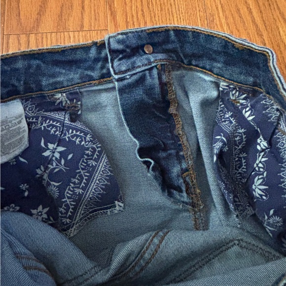 PAISLEY POCKETS * UNIQUE OLD NAVY DENIM DISTRESSED SHORTS * PATCHES * NO HOLES - Picture 9 of 11